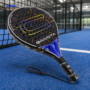 SpinDrive raquette de padel: raquette posée sur un terrain de padel bleu.