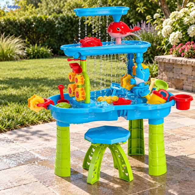 SplashPlay jouet d’eau et de sable: table d’eau bleue avec pieds verts et tabouret dans le jardin.
