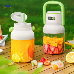 mixeur portable sans fil entouré de fruits frais pour préparer des boissons fraîches