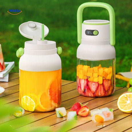mixeur portable sans fil entouré de fruits frais pour préparer des boissons fraîches