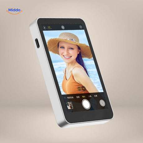 moniteur selfie compact fixé sur telephone, utilisé à la plage en plein air