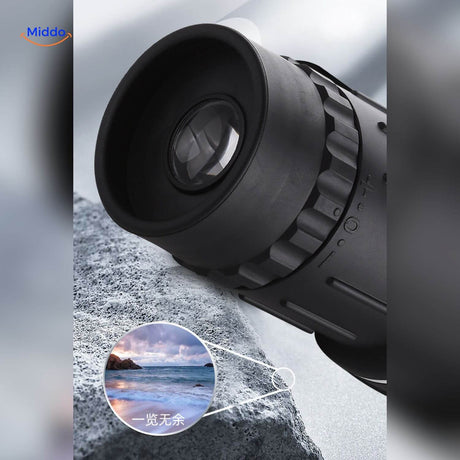 monoculaire en main pour observer un panorama naturel, parfait pour la randonnée et le voyage