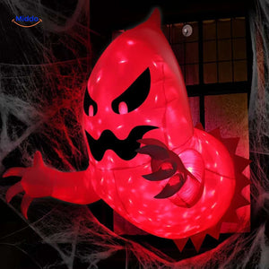 monstre illuminé en rouge regardant par une fenêtre pour une ambiance halloween terrifiante, vue de droite