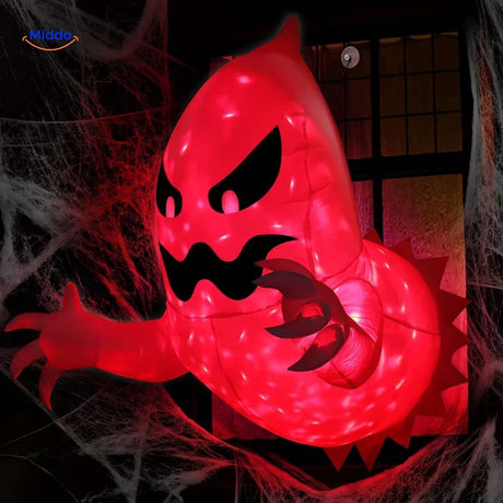 monstre illuminé en rouge regardant par une fenêtre pour une ambiance halloween terrifiante, vue de droite