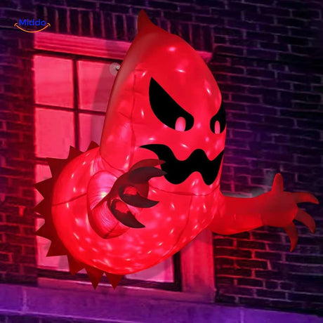 monstre illuminé en rouge regardant par une fenêtre pour une ambiance halloween terrifiante, vue de gauche