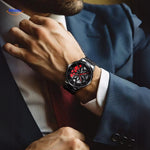 montre automatique avec détails rouges sportifs et design de jante unique