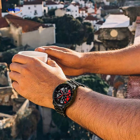 gros plan sur le cadran de la montre automatique avec détail rouge et look de jante