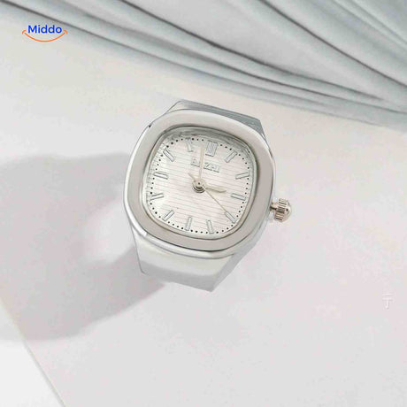 montre-bague en argent avec cadran blanc, design minimaliste et chic