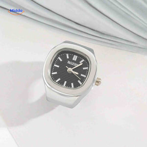 montre-bague en argent avec cadran noir, design sobre et contemporain