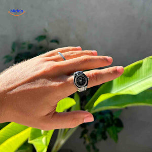 montre-bague argentée portée en lifestyle sur une main masculine