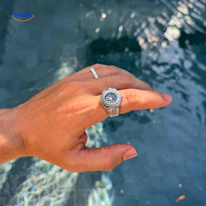 montre-bague argent quartz portée par un homme, gros plan sur la main