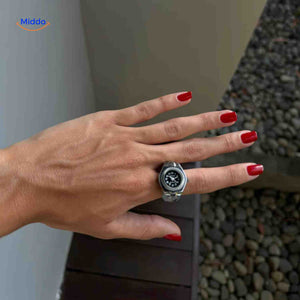 montre-bague argentée sur une main féminine, style chic et raffiné