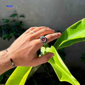 montre-bague bicolore argent et rouge portée par un homme, look tendance