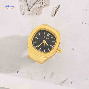 montre-bague en or avec cadran noir, contraste élégant et stylé