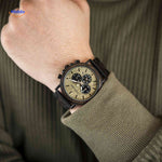 montre en bois avec cadran clair en bois léger portée au poignet, style épuré et naturel