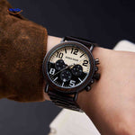 montre en bois chronographe portée au poignet, vue de face mettant en valeur le bracelet bois