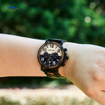 montre en bois chronographe portée à l'extérieur, finition naturelle élégante