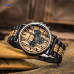 montre en bois chronographe posée à plat, vue de dessus sur le cadran et le bracelet bois