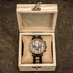 montre en bois chronographe dans son coffret cadeau ouvert, idée cadeau élégante et naturelle