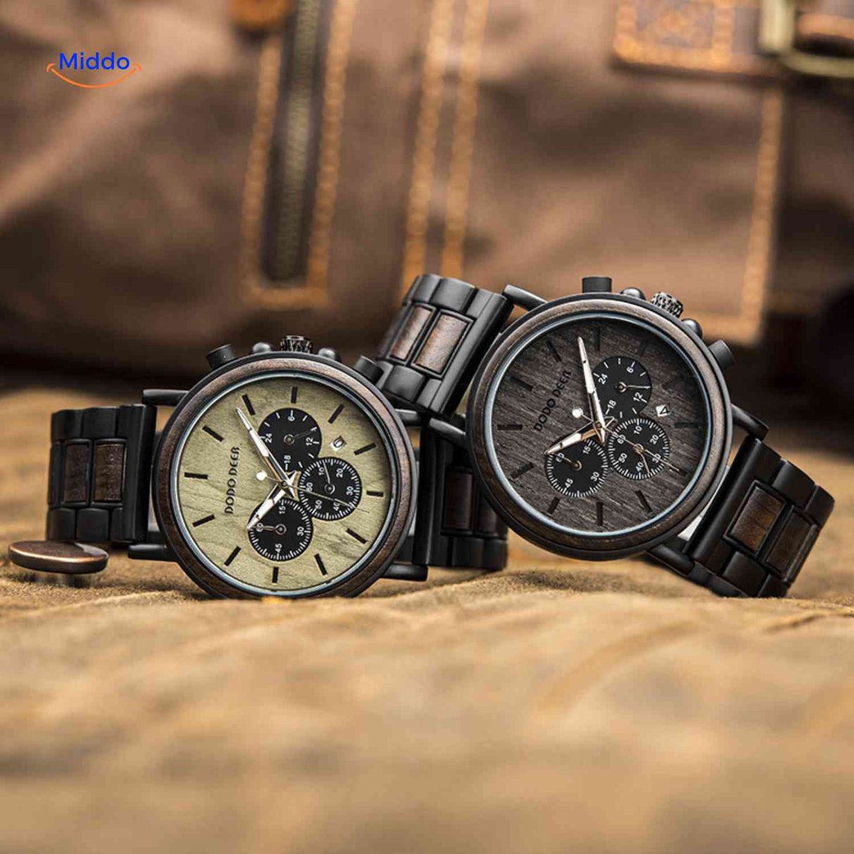 deux variantes de la montre en bois chronographe côte à côte, coloris clair et doré comparés
