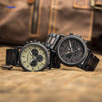 deux variantes de la montre en bois chronographe côte à côte, coloris clair et doré comparés