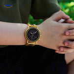 montre en bois dorée chronographe portée en situation, coloris chaud et élégant