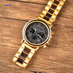 montre en bois dorée chronographe posée sur une surface en bois, harmonie des matières naturelles