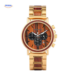 zoom sur la fonction date de la montre en bois chronographe, fenêtre de date clairement lisible