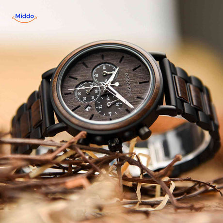 gros plan en situation sur la montre en bois chronographe, texture du bois et indices de cadran