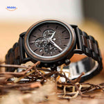 gros plan en situation sur la montre en bois chronographe, texture du bois et indices de cadran