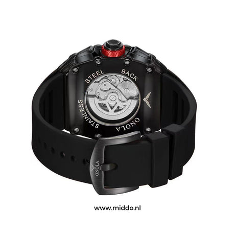 gros plan du dos d'une montre étanche chronographe montrant le boîtier et la fermeture