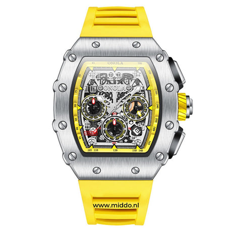 montre homme boîtier argenté avec bracelet silicone jaune, vue de face sur fond neutre