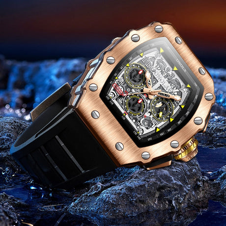 montre homme chronographe boîtier or rose posée sur une surface rocheuse naturelle