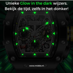 montre homme étanche avec aiguilles vert foncé et accents lumineux photographiée dans l'obscurité