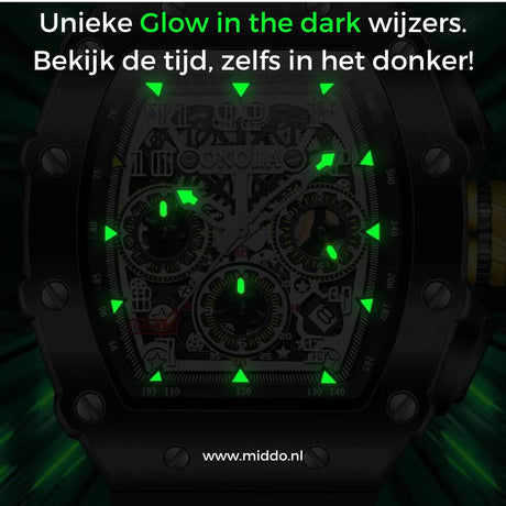 montre homme étanche avec aiguilles vert foncé et accents lumineux photographiée dans l'obscurité