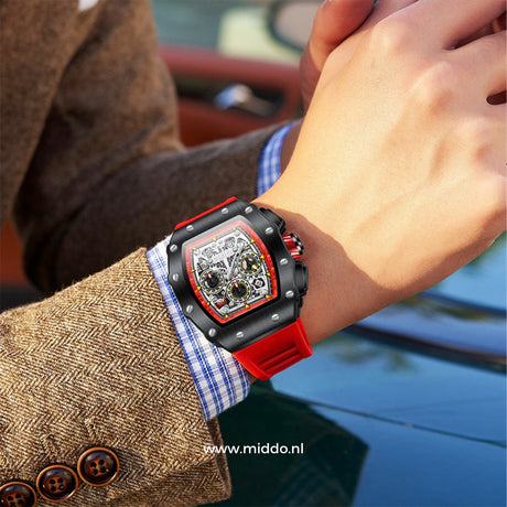 montre homme étanche avec bracelet rouge portée au poignet, photo lifestyle en situation