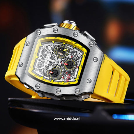 montre homme étanche chronographe avec bracelet jaune et boîtier argenté, vue gros plan