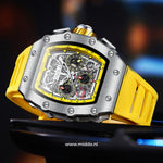 montre homme étanche chronographe avec bracelet jaune et boîtier argenté, vue gros plan