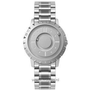 montre magnétique argentée avec bracelet en acier, design épuré et minimaliste sur fond blanc