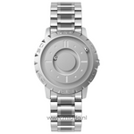 montre magnétique argentée avec bracelet en acier, design épuré et minimaliste sur fond blanc