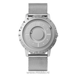 montre magnétique argent avec bracelet mesh argenté sur fond blanc, version femme élégante