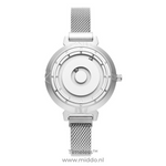 montre magnétique argentée avec bracelet mesh pour femme, look chic et minimaliste
