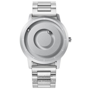 montre magnétique argent minimaliste avec bracelet acier, vue de face sans chiffres sur cadran