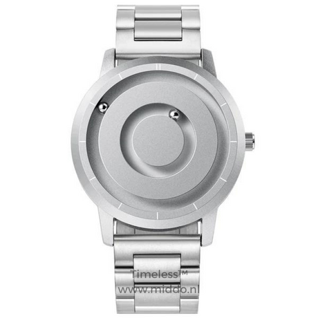 montre magnétique argent minimaliste avec bracelet acier, vue de face sans chiffres sur cadran