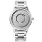 montre magnétique argent minimaliste avec bracelet acier, vue de face sans chiffres sur cadran