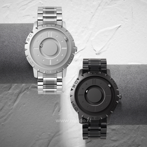 montre magnétique argent et noire côte à côte sur fond gris, design minimaliste épuré