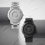 montre magnétique argent et noire côte à côte sur fond gris, design minimaliste épuré