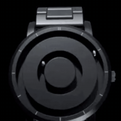 montre magnétique noire avec aiguilles qui se positionnent par attraction, animation en mouvement