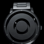 montre magnétique noire avec aiguilles qui se positionnent par attraction, animation en mouvement