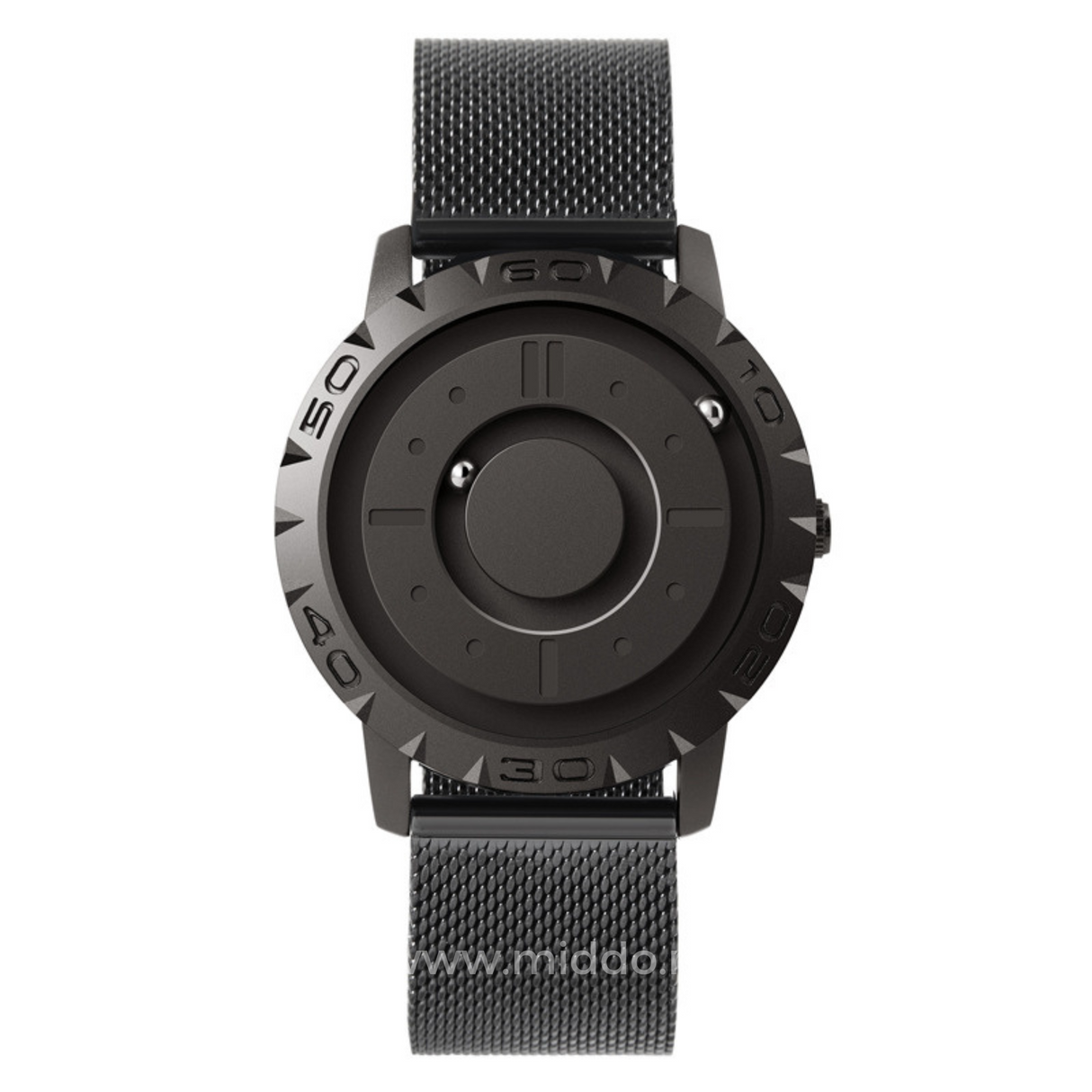 montre magnétique noire avec bracelet mesh métallique, vue de face sur fond clair